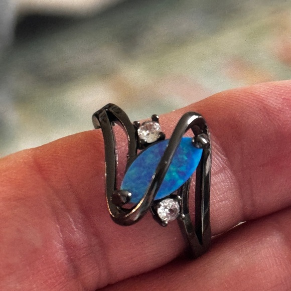 A beautiful black ring with a deep blue opal style - Picture 3 of 3